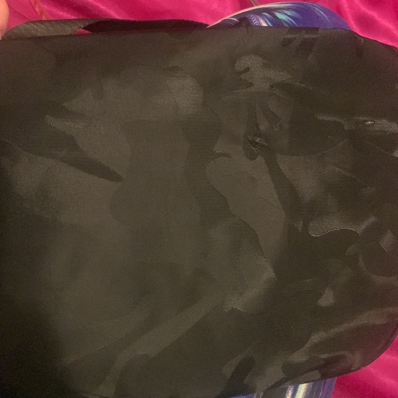 Kylie and Kendall black Crossbody or waist pack pink inside adjustable strap - Picture 6 of 6